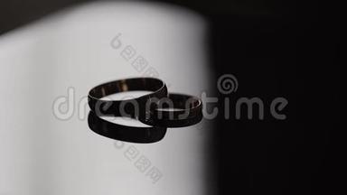 在同一背景下的结婚戒指